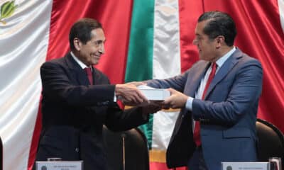 Fotografía cedida por la Cámara de Diputados del secretario de Hacienda, Rogelio Ramírez de la O (i), entregando un paquete económico al diputado Sergio Gutiérrez Luna, en un acto protocolario en Ciudad de México (México). EFE/ Cámara De Diputados / SOLO USO EDITORIAL/ SOLO DISPONIBLE PARA ILUSTRAR LA NOTICIA QUE ACOMPAÑA (CRÉDITO OBLIGATORIO)