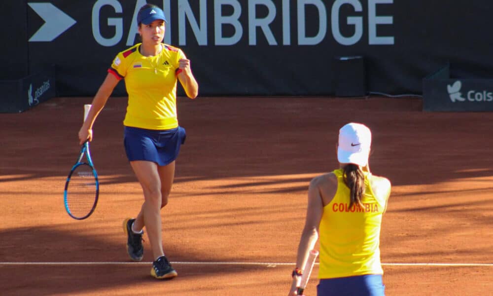 Fotografía cedida por la Federación Colombiana de Tenis de María Camila Osorio (i) y Emiliana Arango durante un juego de la Copa Billie Jean King. EFE/Federación Colombiana De Tenis