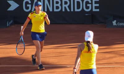 Fotografía cedida por la Federación Colombiana de Tenis de María Camila Osorio (i) y Emiliana Arango durante un juego de la Copa Billie Jean King. EFE/Federación Colombiana De Tenis