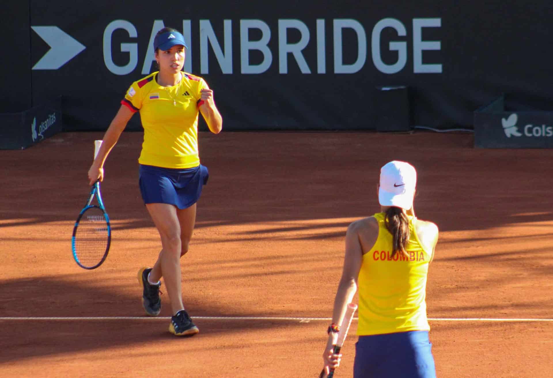 Fotografía cedida por la Federación Colombiana de Tenis de María Camila Osorio (i) y Emiliana Arango durante un juego de la Copa Billie Jean King. EFE/Federación Colombiana De Tenis