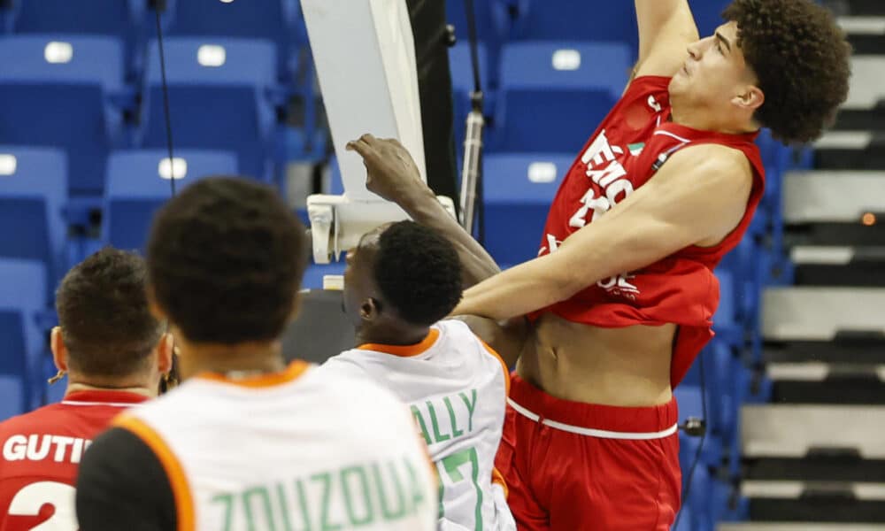 Karim Lopez de Mexico lanza un balón durante el Torneo Preolímpico FIBA 2024 entre Costa de Marfil y México, en el Coliseo Jose Miguel Agrelot, en San Juan (Puerto Rico). Imagen de archivo. EFE/Thais Llorca