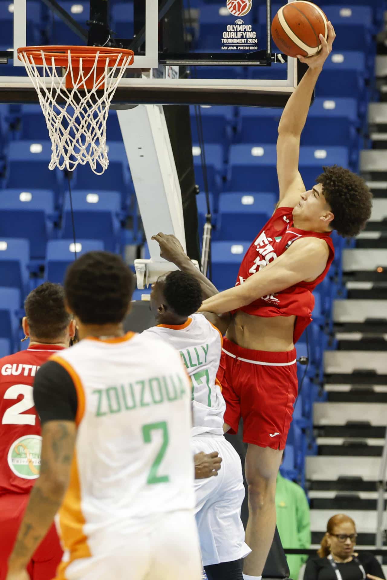 Karim Lopez de Mexico lanza un balón durante el Torneo Preolímpico FIBA 2024 entre Costa de Marfil y México, en el Coliseo Jose Miguel Agrelot, en San Juan (Puerto Rico). Imagen de archivo. EFE/Thais Llorca