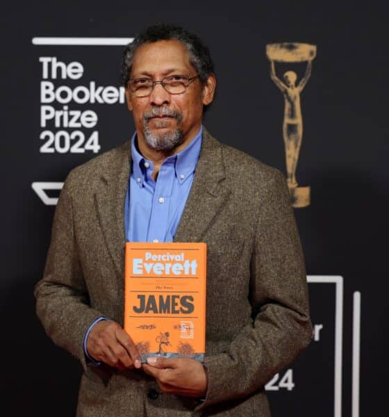 Fotografía del 12 de noviembre de 2024 del escritor estadounidense, Percival Everett, sosteniendo un ejemplar de su libro "James" durante la ceremonia de entrega del Premio Booker 2024 en Londres (Gran Bretaña). EFE/ Andy Rain