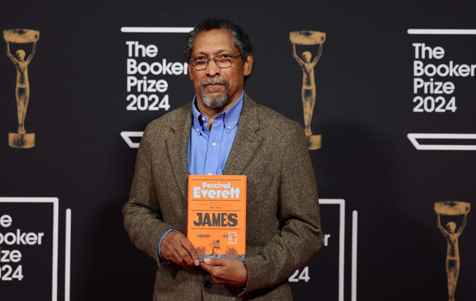 Fotografía del 12 de noviembre de 2024 del escritor estadounidense, Percival Everett, sosteniendo un ejemplar de su libro "James" durante la ceremonia de entrega del Premio Booker 2024 en Londres (Gran Bretaña). EFE/ Andy Rain