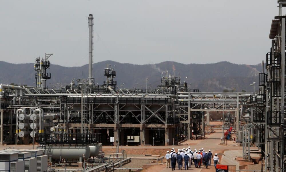 Fotografía de archivo de una vista general de una planta de procesamiento de gas. EFE/Martin Alipaz