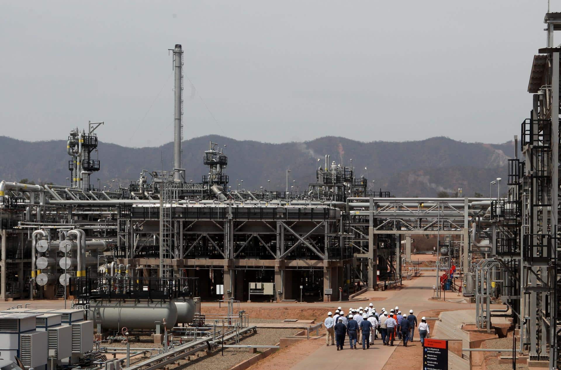 Fotografía de archivo de una vista general de una planta de procesamiento de gas. EFE/Martin Alipaz