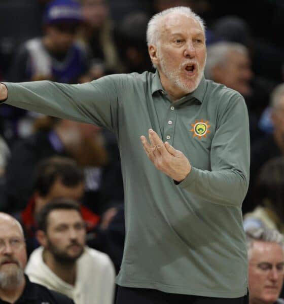 El entrenador Gregg Popovich deja a los Spurs de forma indefinida por problemas de salud. EFE/EPA/JOHN G. MABANGLO