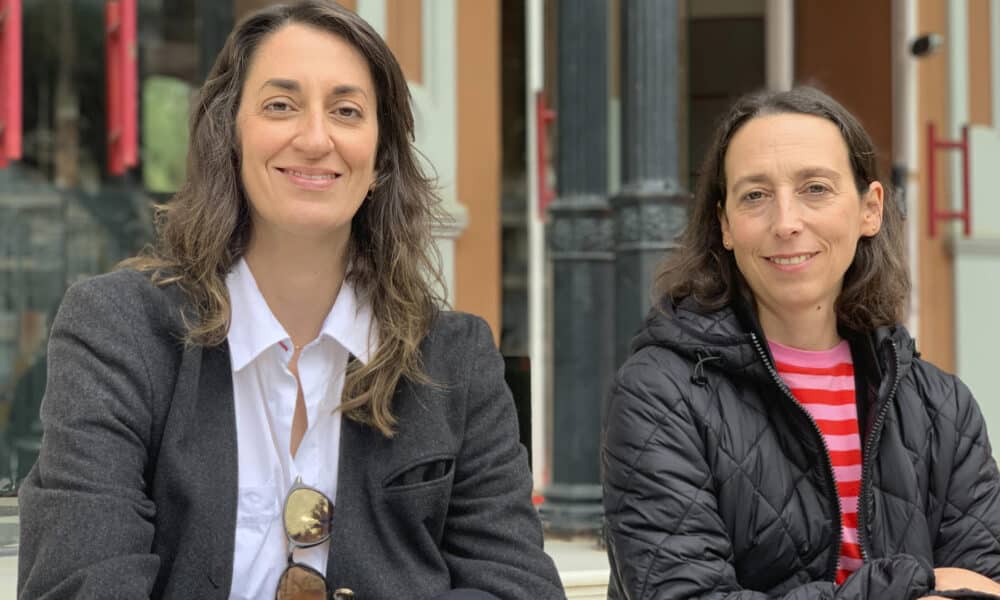 Las realizadoras uruguayas Leticia Jorge (i) y Ana Guevara (d) posan para EFE en el Festival de Cine Iberoamericano de Huelva, donde presentaron ‘Agárrame fuerte’, un canto a la amistad más allá de la muerte. EFE/ Fermín Cabanillas