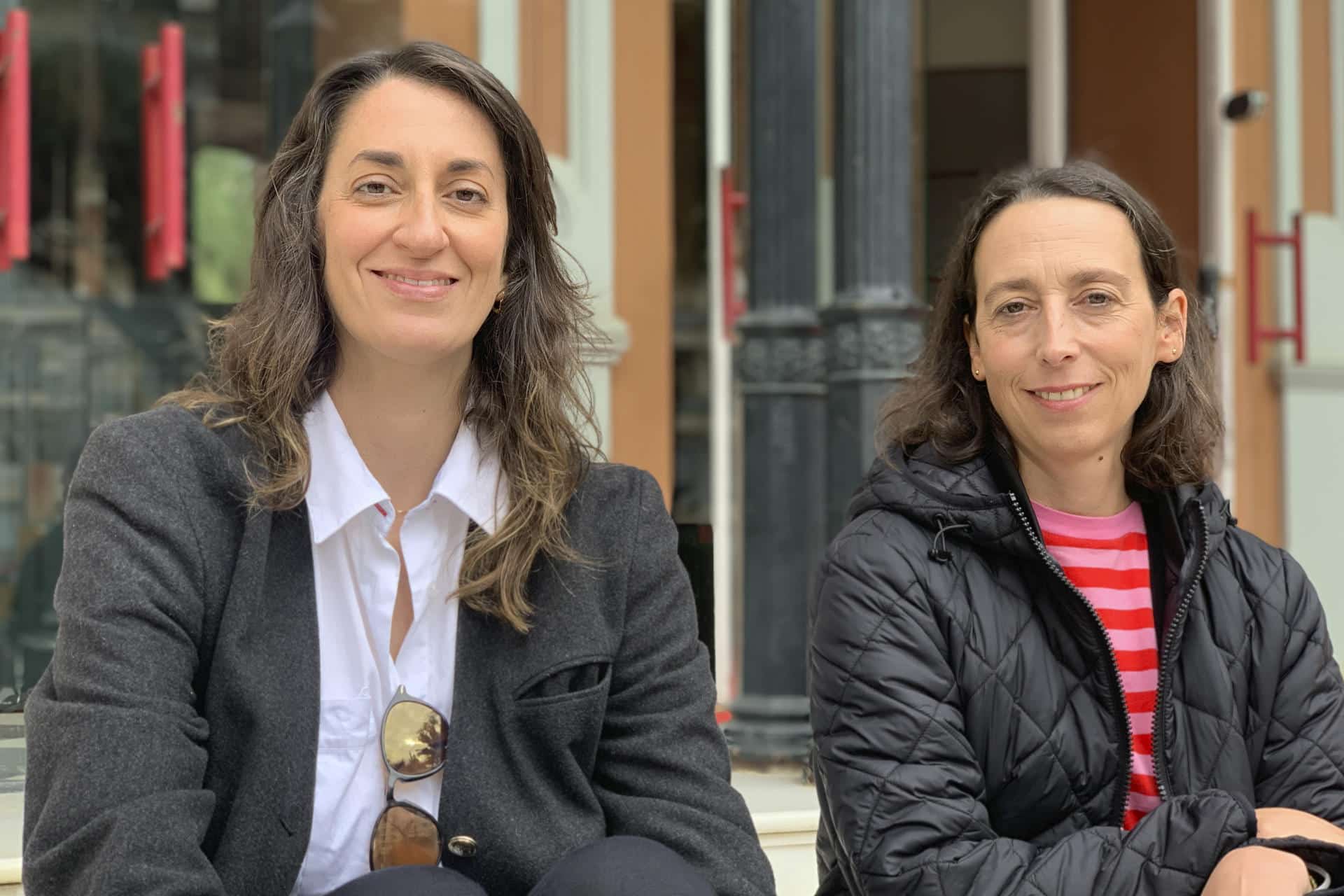 Las realizadoras uruguayas Leticia Jorge (i) y Ana Guevara (d) posan para EFE en el Festival de Cine Iberoamericano de Huelva, donde presentaron ‘Agárrame fuerte’, un canto a la amistad más allá de la muerte. EFE/ Fermín Cabanillas