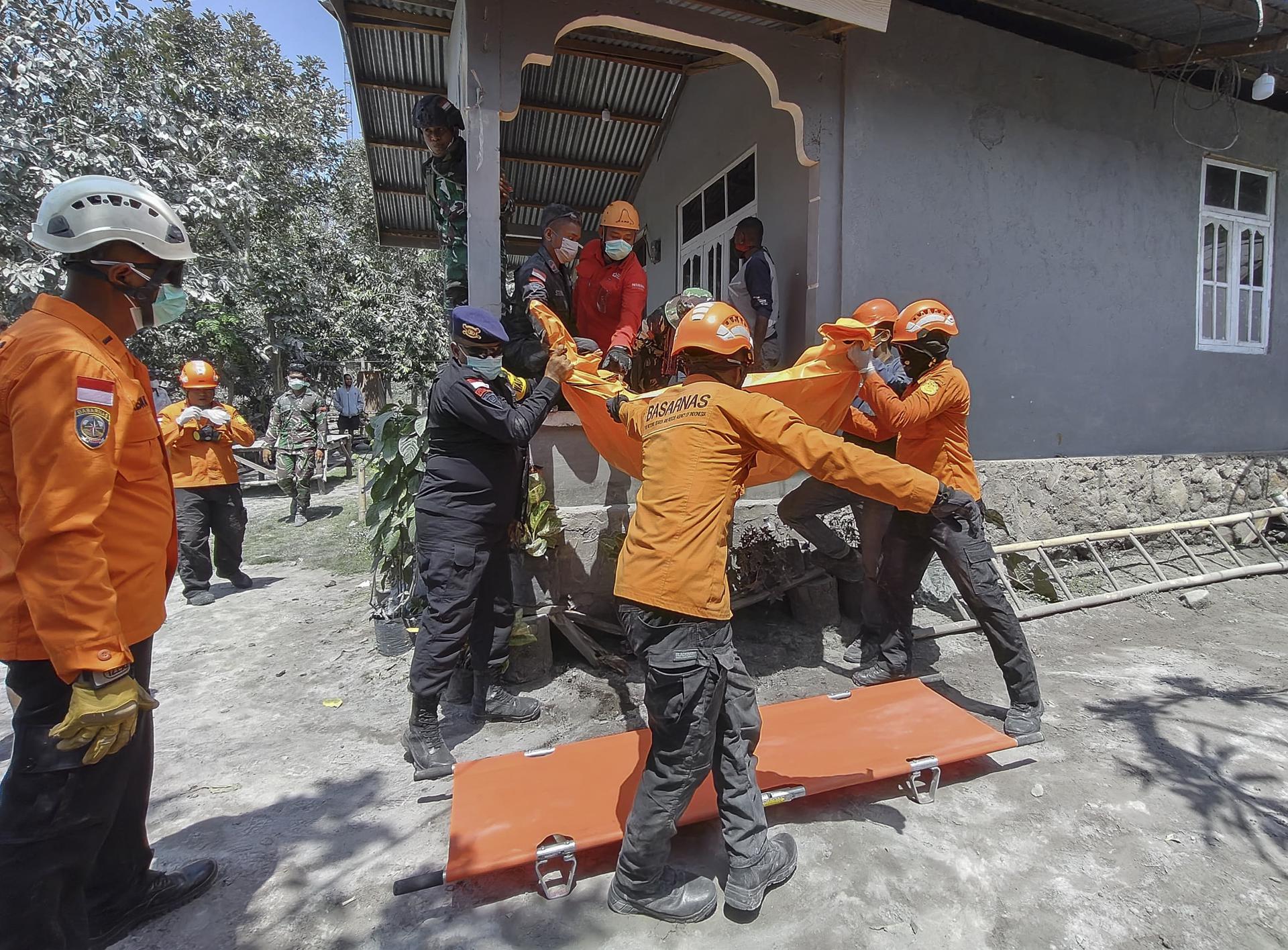 Los equipos de emergencia de Indonesia trasladan el cadáver de una víctima de la erupción del volcán Lewotobi Laki-Laki, en el este del país.
EFE/EPA/BASARNAS/HANDOUT BEST QUALITY AVAILABLEHANDOUT EDITORIAL USE ONLY/NO SALES