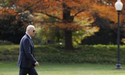 El presidente de Estados Unidos, Joe Biden, camina hacia la Oficina Oval de la Casa Blanca, después de regresar de Wilmington el día antes de las elecciones presidenciales, en Washington DC, EE. UU., El 4 de noviembre de 2024. EFE/EPA/Aaron Schwartz /POOL