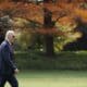 El presidente de Estados Unidos, Joe Biden, camina hacia la Oficina Oval de la Casa Blanca, después de regresar de Wilmington el día antes de las elecciones presidenciales, en Washington DC, EE. UU., El 4 de noviembre de 2024. EFE/EPA/Aaron Schwartz /POOL