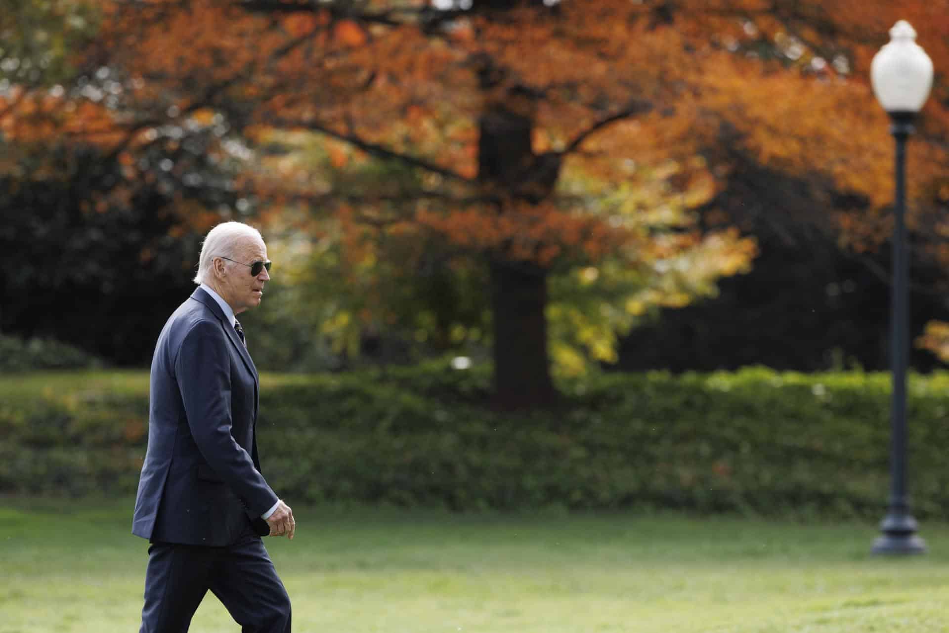 El presidente de Estados Unidos, Joe Biden, camina hacia la Oficina Oval de la Casa Blanca, después de regresar de Wilmington el día antes de las elecciones presidenciales, en Washington DC, EE. UU., El 4 de noviembre de 2024. EFE/EPA/Aaron Schwartz /POOL