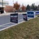 Fotografía que muestra carteles exhibidos a las afueras de un centro de votación instalado en el gimnasio de la Escuela Secundaria Nitschmann, este martes, en Bethlehem, Pensilvania (Estados Unidos). EFE/ Ángel Colmenares