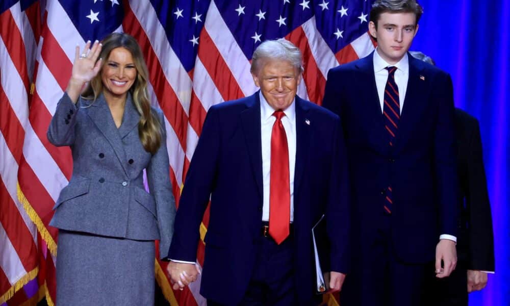 Donald J. Trump celebra su victoria junto a su esposa Melania Trump y a su hijo Barron Trump. EFE/EPA/CRISTOBAL HERRERA-ULASHKEVICH