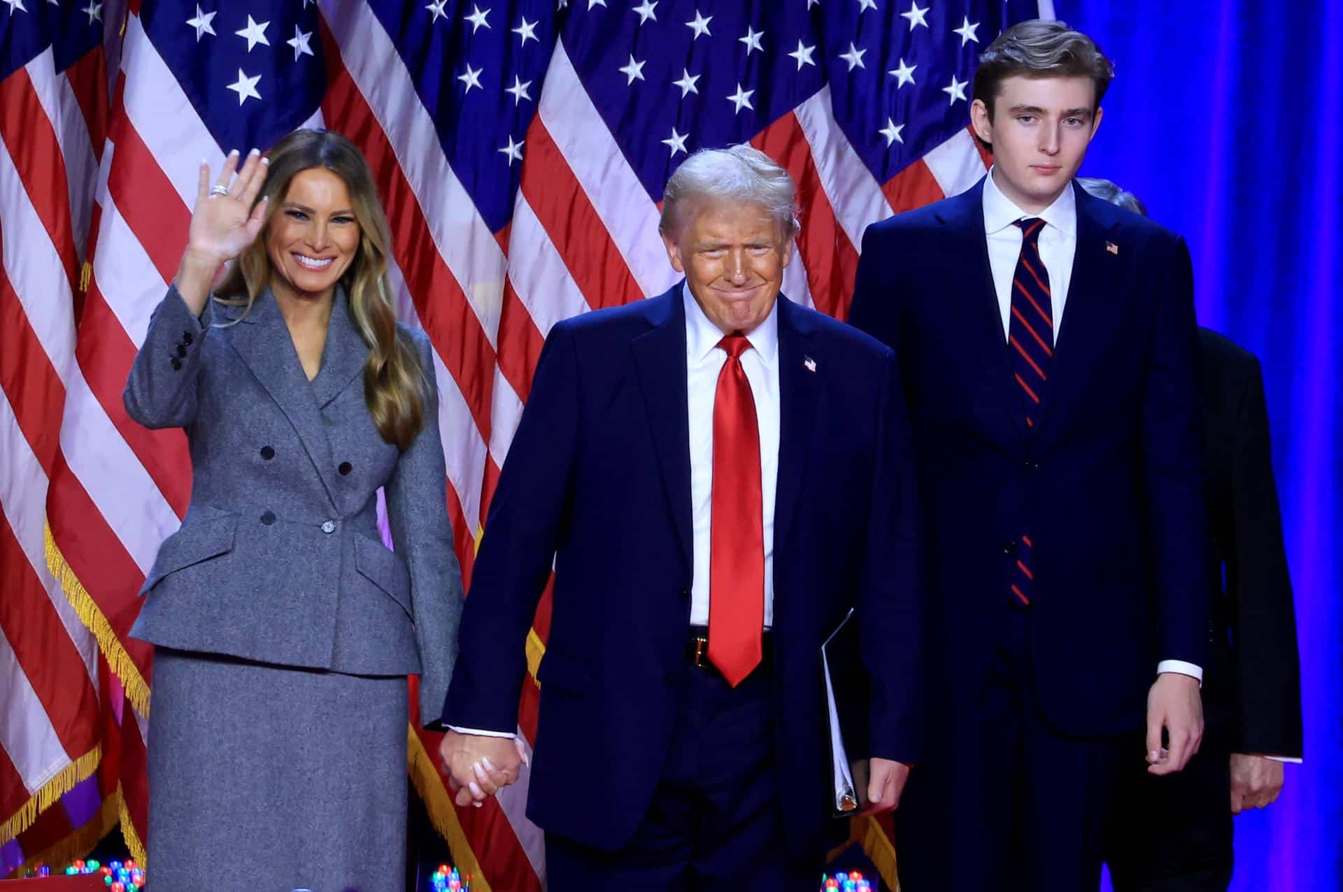 Donald J. Trump celebra su victoria junto a su esposa Melania Trump y a su hijo Barron Trump. EFE/EPA/CRISTOBAL HERRERA-ULASHKEVICH