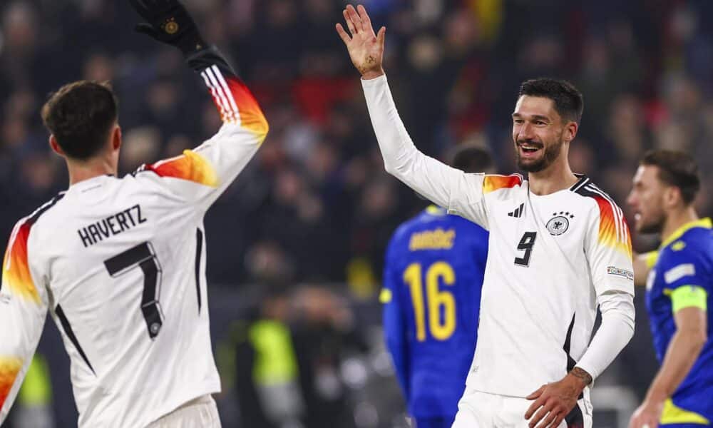 Los jugadores alemanes Tim Kleindienst (d) y Kei Havertz celebran el 7-0 durante el partido de la UEFA Nations League que han jugado Alemania y Bosnia en Friburgo, Alemania. EFE/EPA/ANNA SZILAGYI