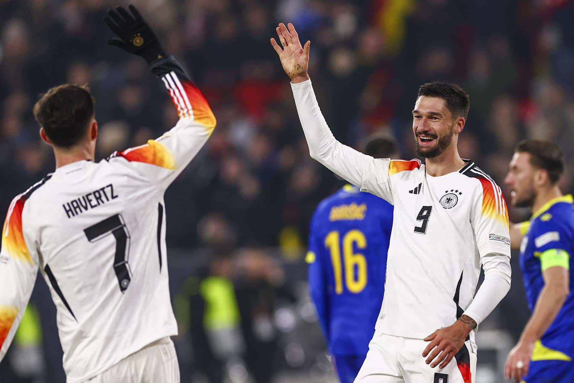 Los jugadores alemanes Tim Kleindienst (d) y Kei Havertz celebran el 7-0 durante el partido de la UEFA Nations League que han jugado Alemania y Bosnia en Friburgo, Alemania. EFE/EPA/ANNA SZILAGYI