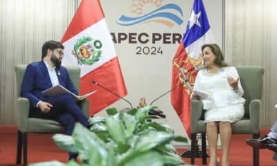 Fotografía cedida por la Presidencia de Perú de la mandataria peruana, Dina Boluarte, durante una reunión con el mandatario chileno, Gabriel Boric, este viernes en Lima. EFE/ Presidencia de Perú