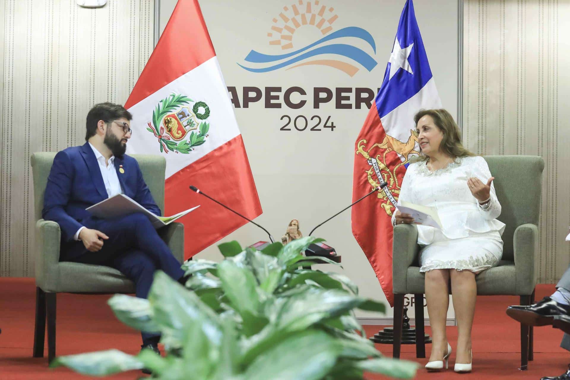 Fotografía cedida por la Presidencia de Perú de la mandataria peruana, Dina Boluarte, durante una reunión con el mandatario chileno, Gabriel Boric, este viernes en Lima. EFE/ Presidencia de Perú