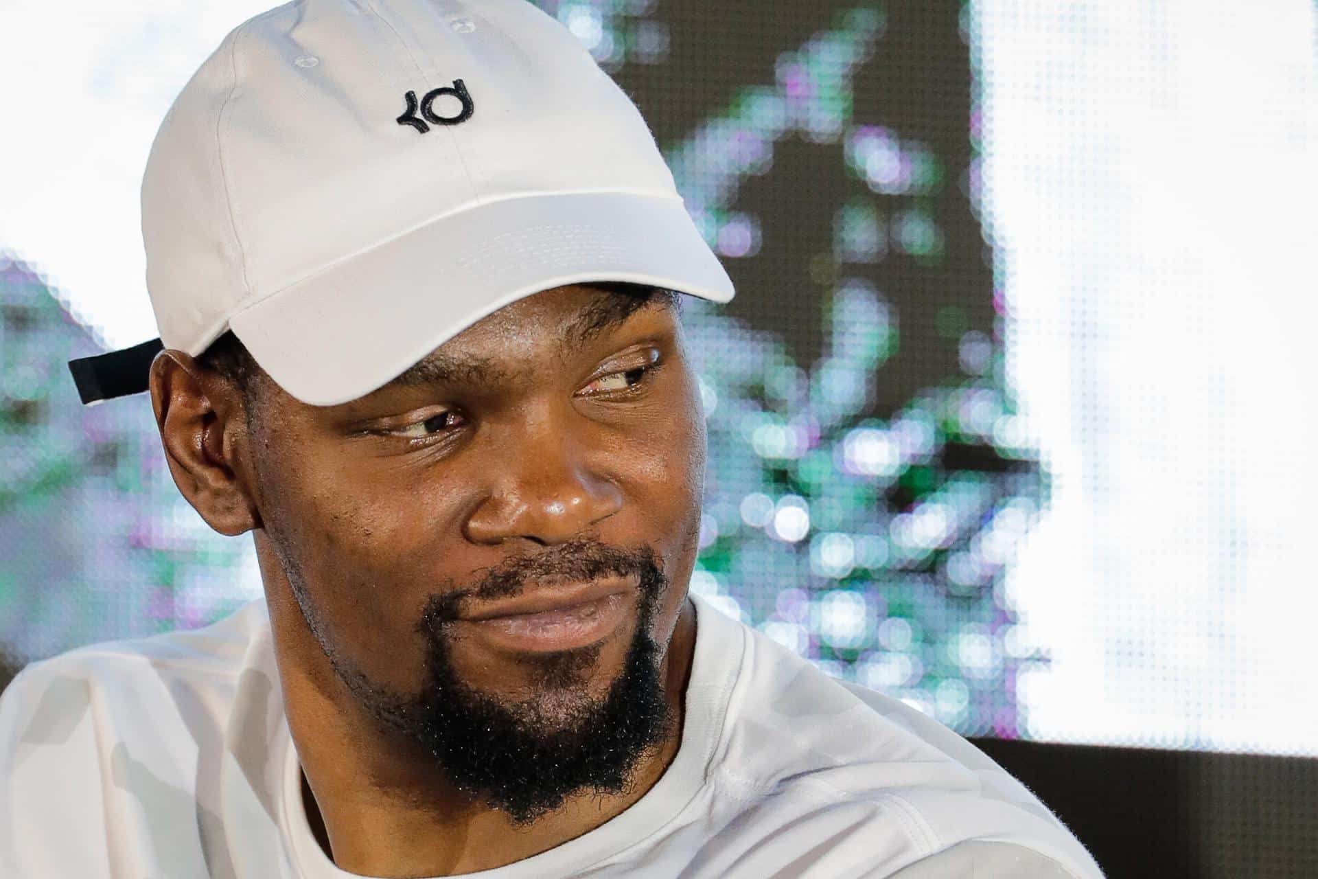 Fotografía de archivo del alero de Phoenix Suns Kevin Durant, quien estará lejos de las canchas durante las próximas dos semanas por una distensión muscular en la pantorrilla izquierda. EFE/EPA/MARK R. CRISTINO