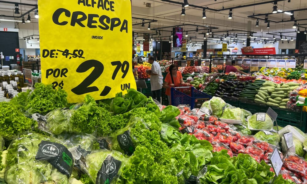 Fotografía de archivo de clientes quienes compran en un supermercado, el viernes 19 de enero de 2024, en São Paulo (Brasil). EFE/ Isaac Fontana