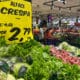 Fotografía de archivo de clientes quienes compran en un supermercado, el viernes 19 de enero de 2024, en São Paulo (Brasil). EFE/ Isaac Fontana