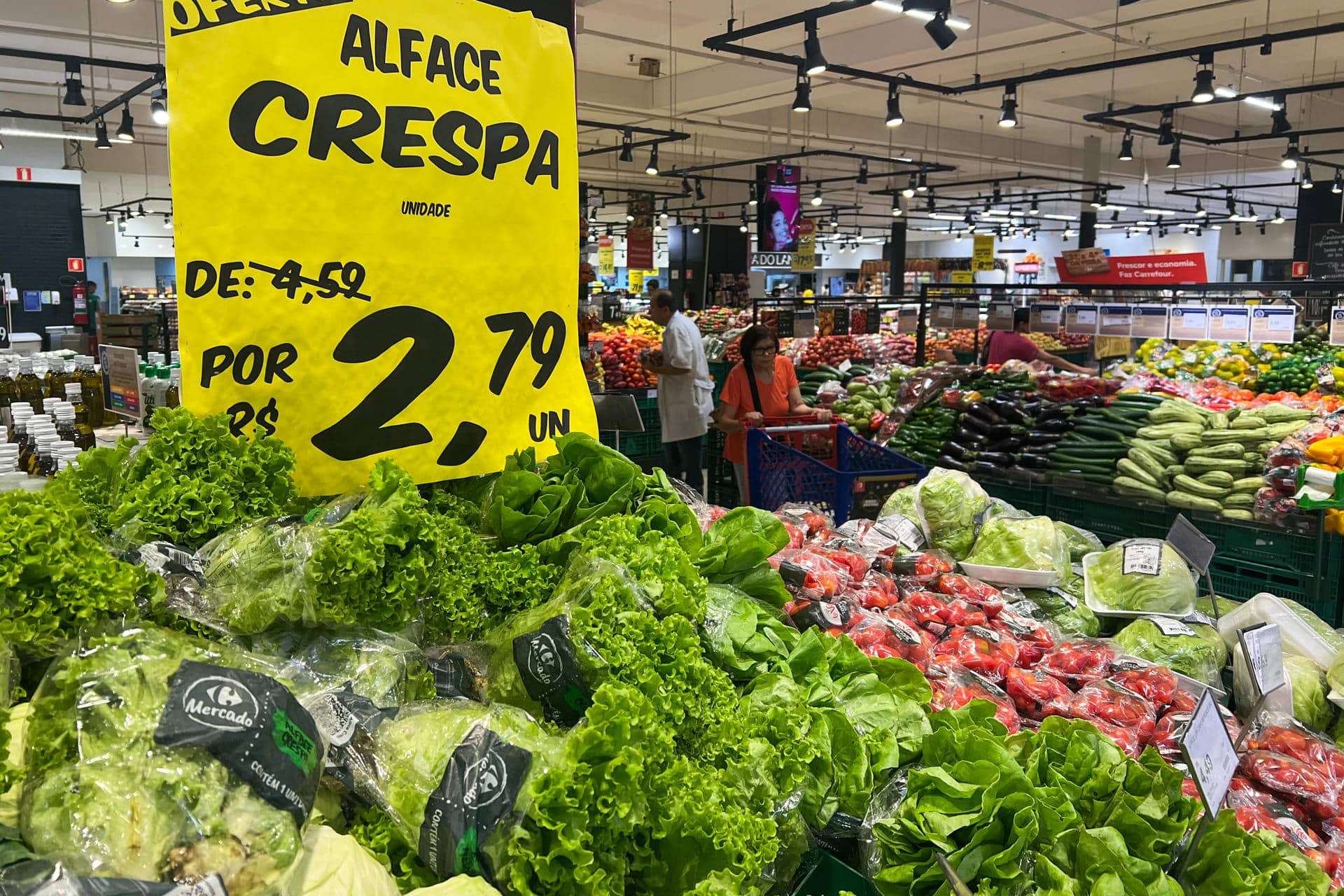 Fotografía de archivo de clientes quienes compran en un supermercado, el viernes 19 de enero de 2024, en São Paulo (Brasil). EFE/ Isaac Fontana