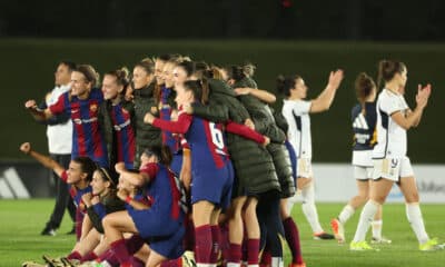 Las jugadoras del Barça celebran su triunfo por 0-3 ante el Real Madrid en el encuentro de la jornada 21 de Liga F, en el estadio Alfredo Di Stéfano en Madrid, en una foto de archivo. EFE/Kiko Huesca