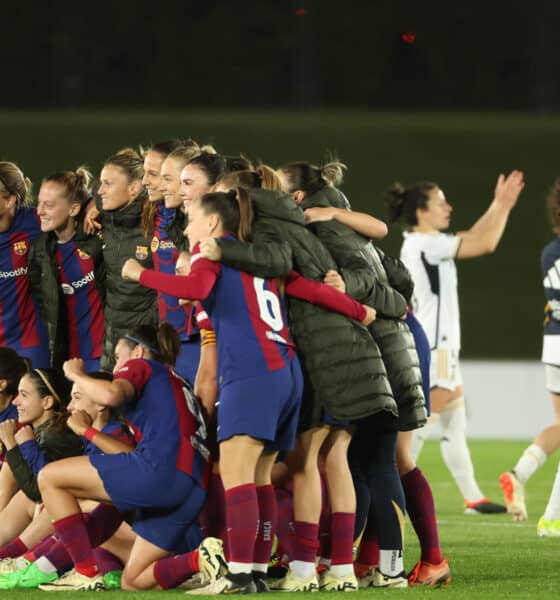 Las jugadoras del Barça celebran su triunfo por 0-3 ante el Real Madrid en el encuentro de la jornada 21 de Liga F, en el estadio Alfredo Di Stéfano en Madrid, en una foto de archivo. EFE/Kiko Huesca