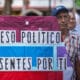 Fotografía de archivo del 8 de agosto de 2024 de un hombre que sostiene un cartel durante una gran vigilia nacional por la liberación de los que consideran presos políticos, convocada por la oposición en la plaza Los Palos Grandes de Caracas (Venezuela). EFE/ Henry Chirinos