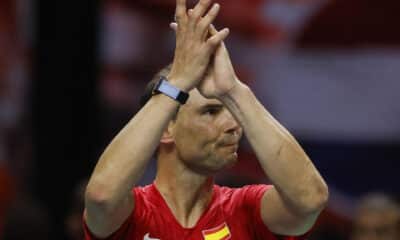 El tenista español Rafa Nadal saluda al público tras su derrota ante el neerlandés Botic Van de Zandschulp durante el primer partido de los cuartos de final entre los equipos de España y Países Bajos, este martes en el Palacio de los Deportes José María Martín Carpena de Málaga (Andalucía). EFE/ Jorge Zapata