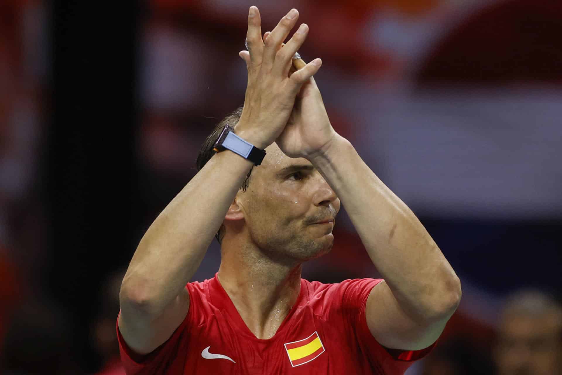 El tenista español Rafa Nadal saluda al público tras su derrota ante el neerlandés Botic Van de Zandschulp durante el primer partido de los cuartos de final entre los equipos de España y Países Bajos, este martes en el Palacio de los Deportes José María Martín Carpena de Málaga (Andalucía). EFE/ Jorge Zapata