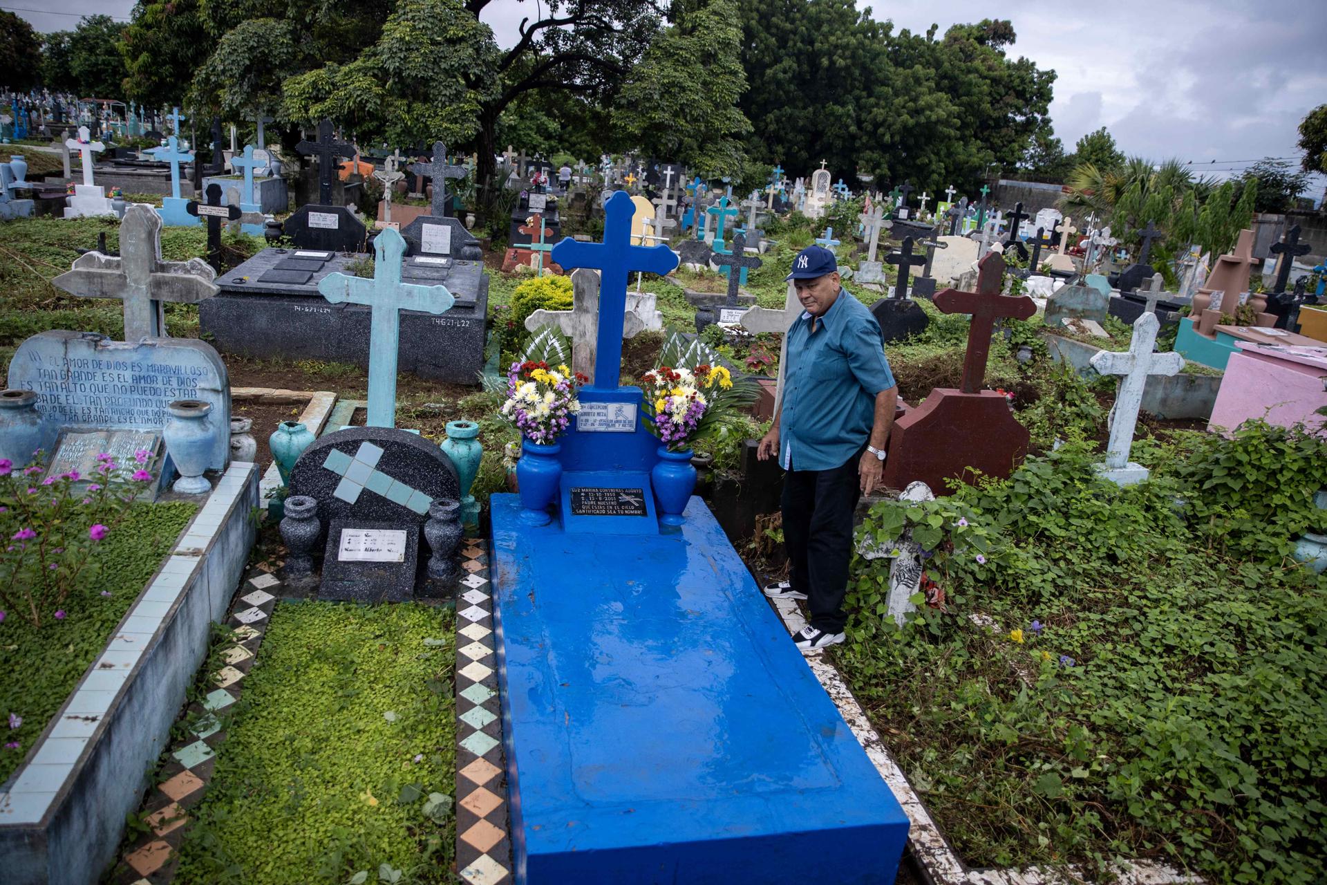 Un hombre visita la tumba de un familiar, en el marco de Día de Muertos, este sábado en un cementerio de Managua (Nicaragua). EFE/Stringer