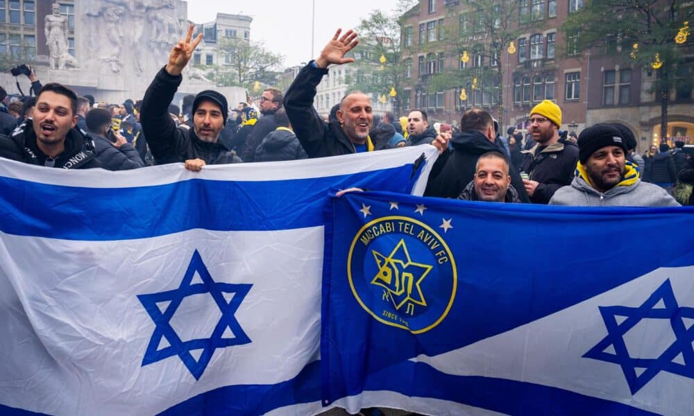 Seguidores del Maccabi Tel Aviv se reúnen en De Dam en Ámsterdam antes del partido de la UEFA Europa League entre el Ajax y el Maccabi Tel Aviv en Ámsterdam, Países Bajos, el 7 de noviembre de 2024. EFE/EPA/JEROEN JUMELET