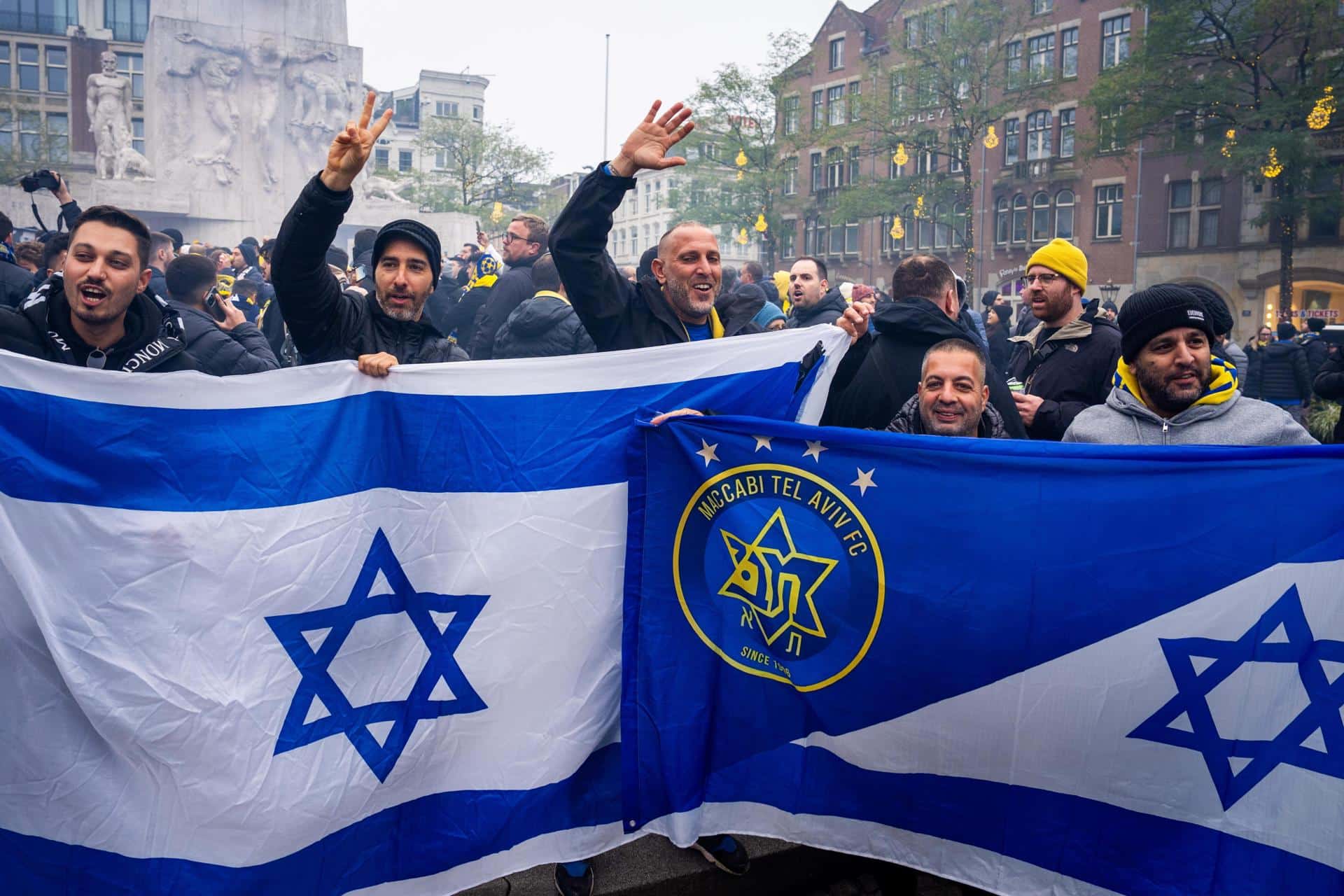 Seguidores del Maccabi Tel Aviv se reúnen en De Dam en Ámsterdam antes del partido de la UEFA Europa League entre el Ajax y el Maccabi Tel Aviv en Ámsterdam, Países Bajos, el 7 de noviembre de 2024. EFE/EPA/JEROEN JUMELET