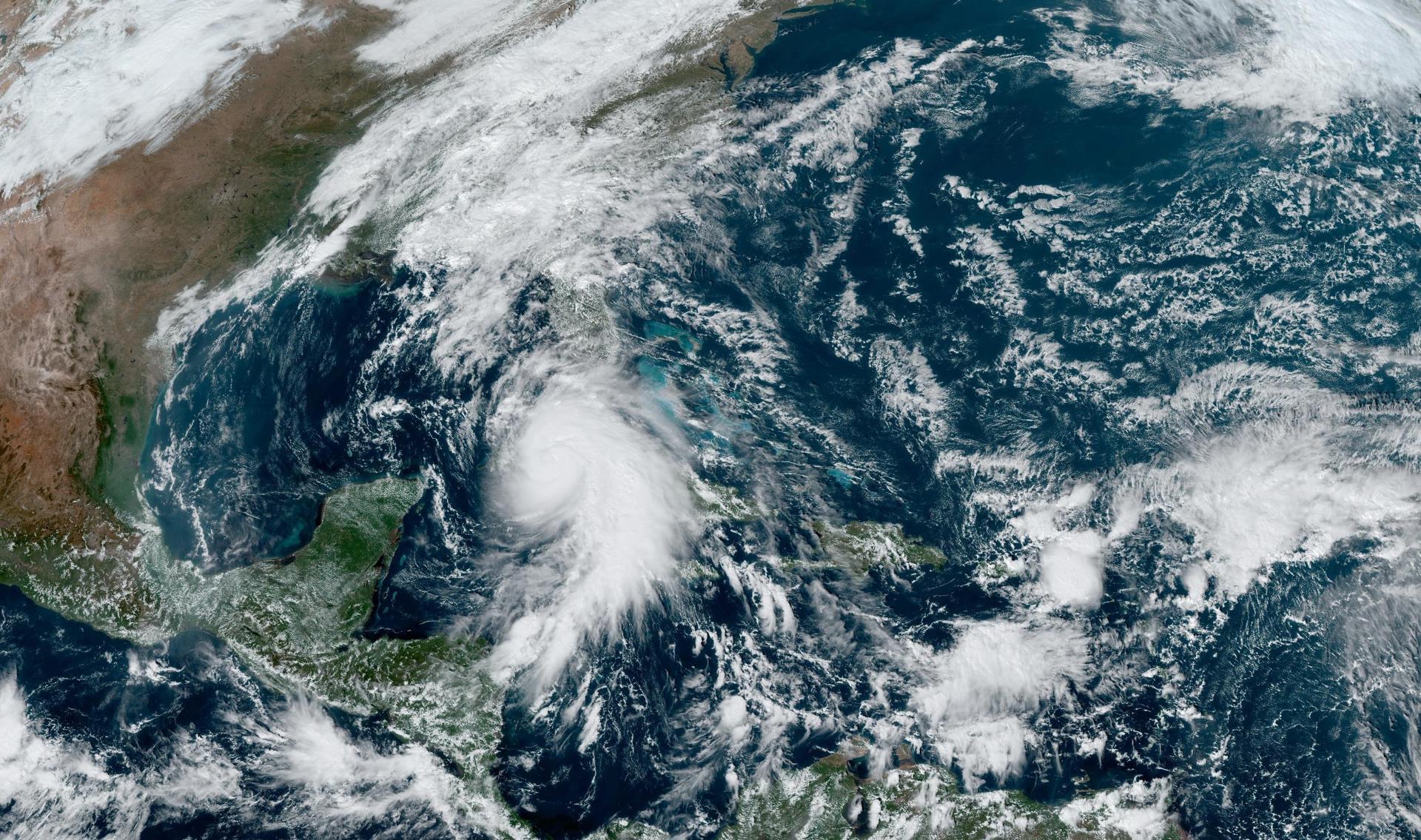 Fotografía satelital cedida el 6 de noviembre de 2024 por la Oficina Nacional de Administración Oceánica y Atmosférica (NOAA) a través del Centro Nacional de Huracanes (NHC) estadounidense donde se muestra la localización del huracán Rafael sobre el Caribe. EFE/NOAA-NHC