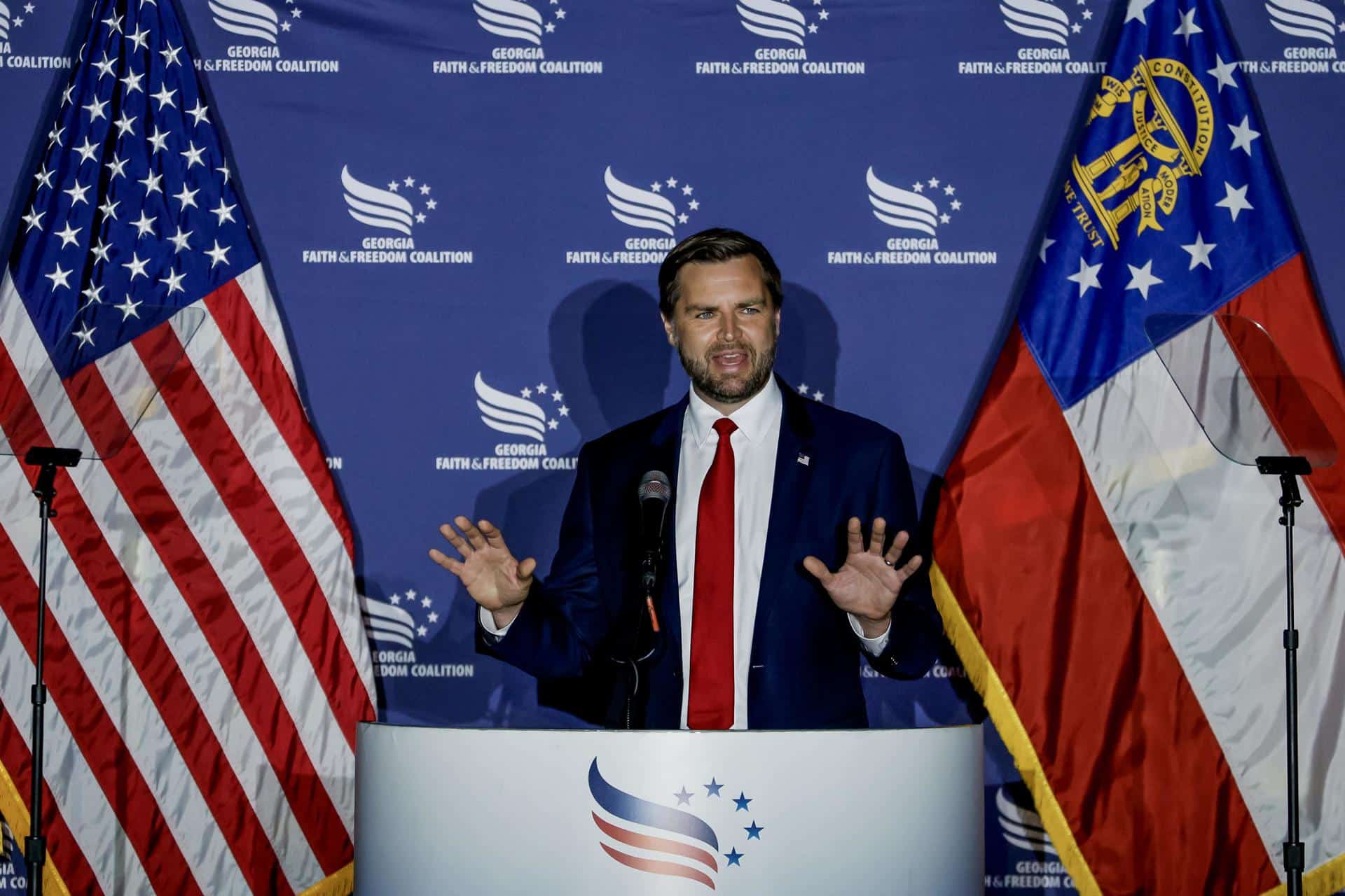 Fotografía de archivo del candidato a la vicepresidencia por el Partido Republicano y senador de Ohio, J.D. Vance, en la cena de la Coalición de Fe y Libertad de Georgia en Atlanta, Georgia, EE. UU., el 16 de septiembre de 2024. EFE/EPA/ERIK S. LESSER