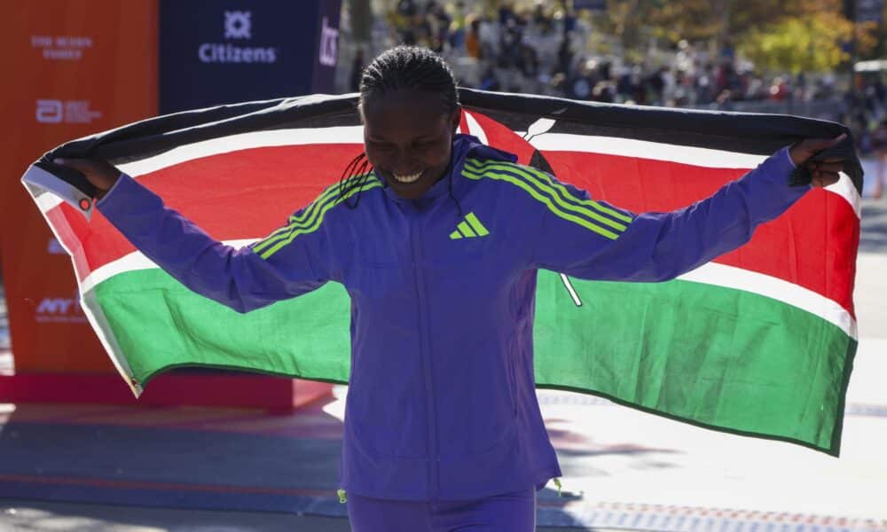 La keniana Sheila Chepkirui celebra este domingo su victoria en el Maratón de Nueva York.EFE/EPA/SARAH YENESEL