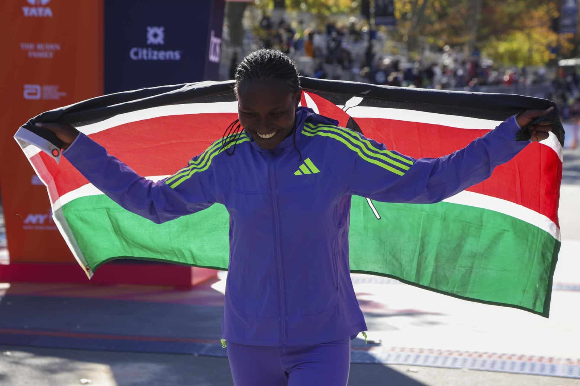 La keniana Sheila Chepkirui celebra este domingo su victoria en el Maratón de Nueva York.EFE/EPA/SARAH YENESEL