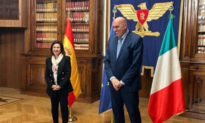 La ministra de Defensa, Margarita Robles (i), se reúne con su homólogo italiano, Guido Crosetto (i), este viernes en Roma. Robles y Crosetto coincidieron con que es "necesario" mantener la misión de paz de Naciones Unidas en el Líbano (FINUL). EFE/ Ministro de Defensa / ***SOLO USO EDITORIAL/SOLO DISPONIBLE PARA ILUSTRAR LA NOTICIA QUE ACOMPAÑA (CRÉDITO OBLIGATORIO)***