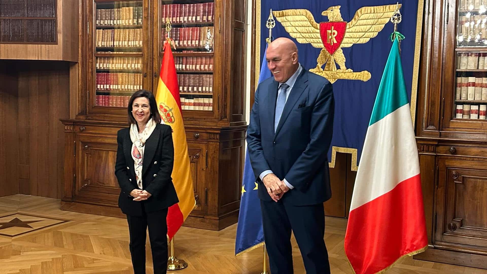 La ministra de Defensa, Margarita Robles (i), se reúne con su homólogo italiano, Guido Crosetto (i), este viernes en Roma. Robles y Crosetto coincidieron con que es "necesario" mantener la misión de paz de Naciones Unidas en el Líbano (FINUL). EFE/ Ministro de Defensa / ***SOLO USO EDITORIAL/SOLO DISPONIBLE PARA ILUSTRAR LA NOTICIA QUE ACOMPAÑA (CRÉDITO OBLIGATORIO)***