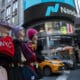 Foto de archivo de automóviles que transitan frente al edificio de Nasdaq en Nueva York (EE.UU.). EFE/Ángel Colmenares