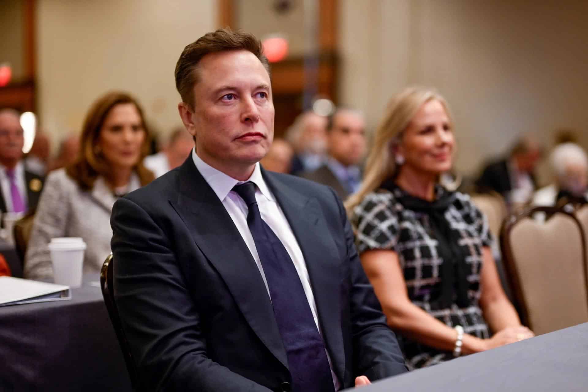 Fotografía divulgada por Team Trump donde aparece el empresario y magnate Elon Musk, escuchando durante la reunión del presidente electo de Estados Unidos, Donald Trump, con legisladores republicanos celebrada este miércoles en Washington (EE.UU.). EFE/Team Trump