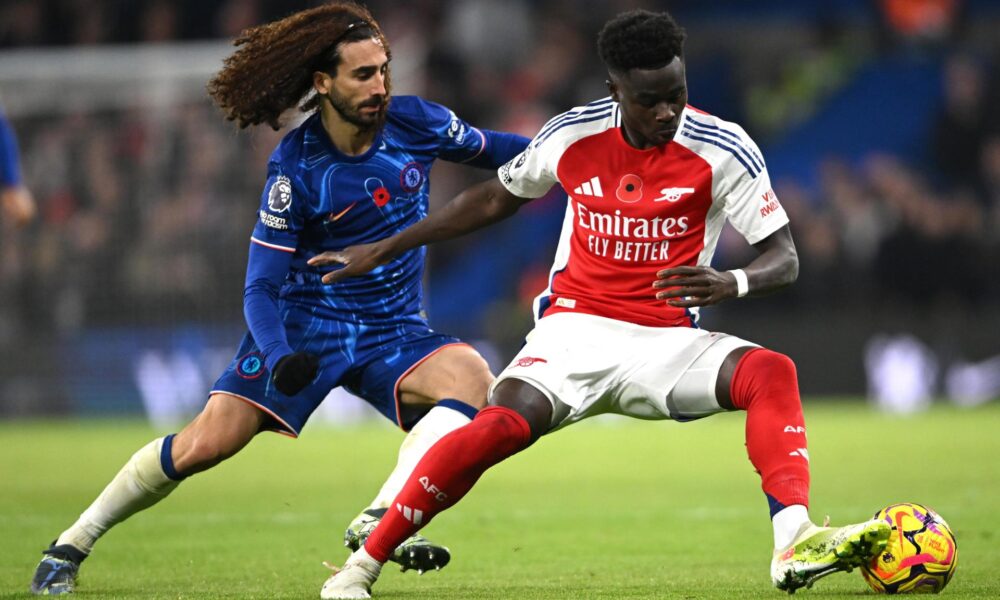 El defensa del Chelsea Marc Cucurella (I) y Bukayo Saka, del Arsneal, (d) durante el partido de la Premier League que han jugado Chelsea FC y Arsenal FC, en Londres, Reino Unido. EFE/EPA/DANIEL HAMBURY