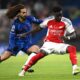 El defensa del Chelsea Marc Cucurella (I) y Bukayo Saka, del Arsneal, (d) durante el partido de la Premier League que han jugado Chelsea FC y Arsenal FC, en Londres, Reino Unido. EFE/EPA/DANIEL HAMBURY