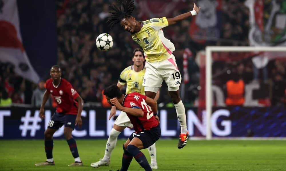 Benjamin Andre (I), del Lille, y Kephrem Thuram, del Juventus, durante el partido de la UEFA Champions League league que han jugado Lille OSC y Juventus FC, yn Lille, Francia. EFE/EPA/CHRISTOPHE PETIT TESSON