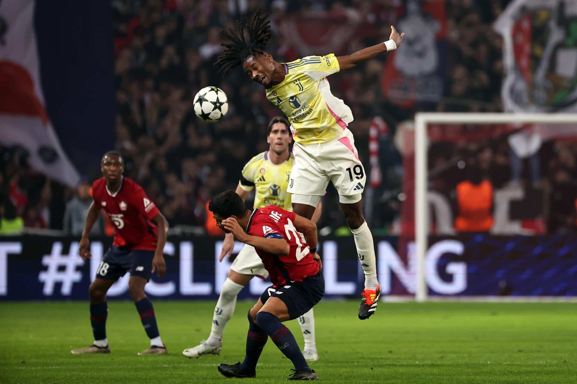 Benjamin Andre (I), del Lille, y Kephrem Thuram, del Juventus, durante el partido de la UEFA Champions League league que han jugado Lille OSC y Juventus FC, yn Lille, Francia. EFE/EPA/CHRISTOPHE PETIT TESSON