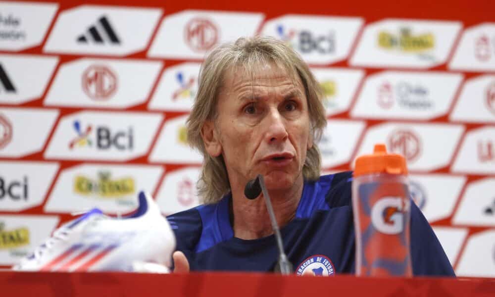 Fotografía cedida por la Federación de Fútbol de Chile (FFCh), del seleccionador Ricardo Gareca, durante una rueda de prensa en Santiago a horas del partido de eliminatorias del Mundial de 2026 de este jueves con Perú en Lima. EFE/ Federación de Fútbol de Chile /