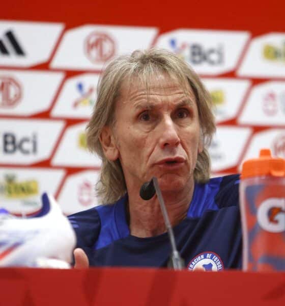 Fotografía cedida por la Federación de Fútbol de Chile (FFCh), del seleccionador Ricardo Gareca, durante una rueda de prensa en Santiago a horas del partido de eliminatorias del Mundial de 2026 de este jueves con Perú en Lima. EFE/ Federación de Fútbol de Chile /